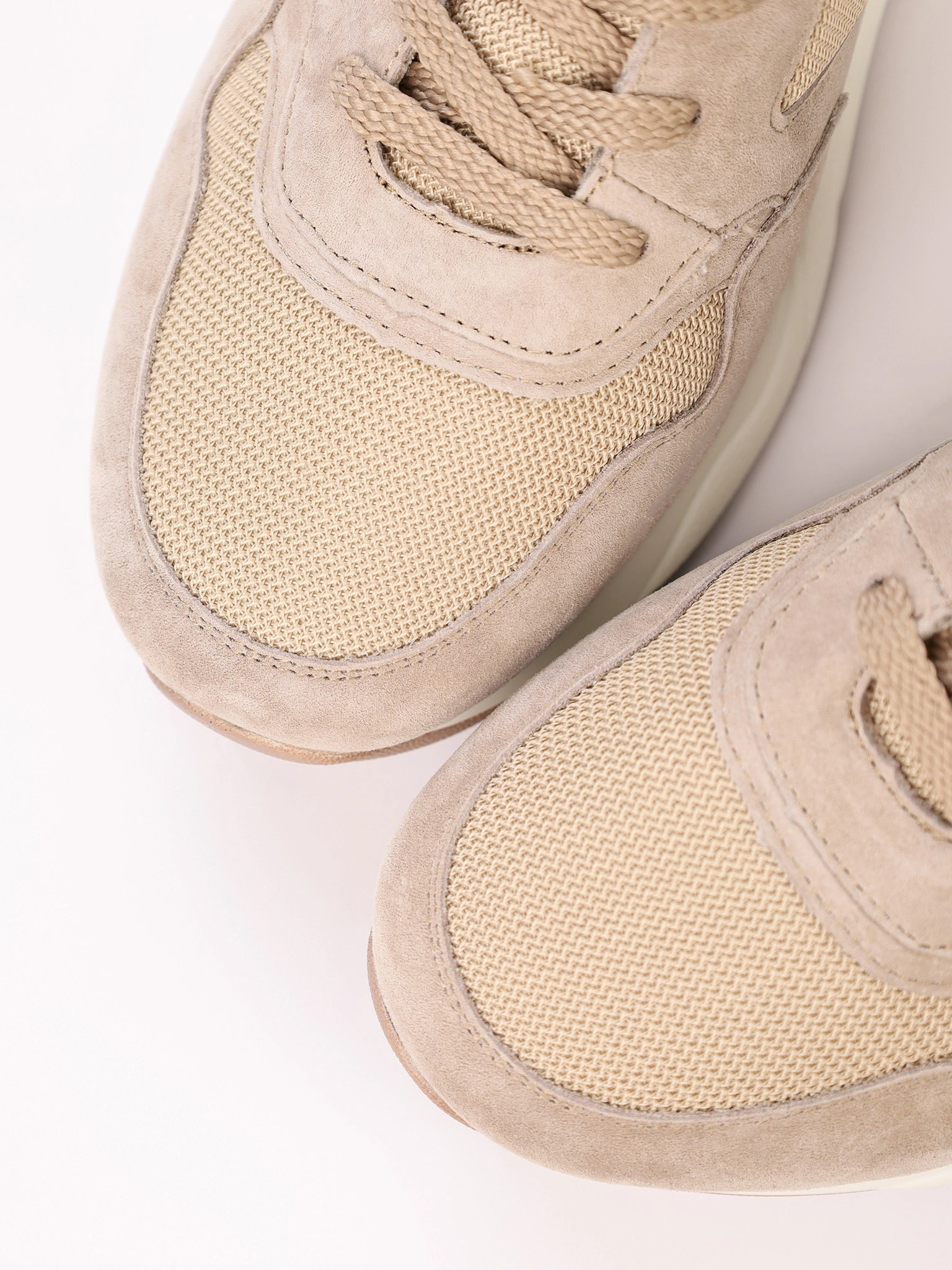 Кроссовки комбинированные бежевого цвета на средней платформе